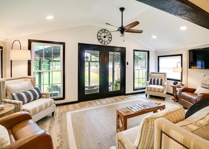 Charming Lakefront Oasis In Hot Springs, Arkansas!