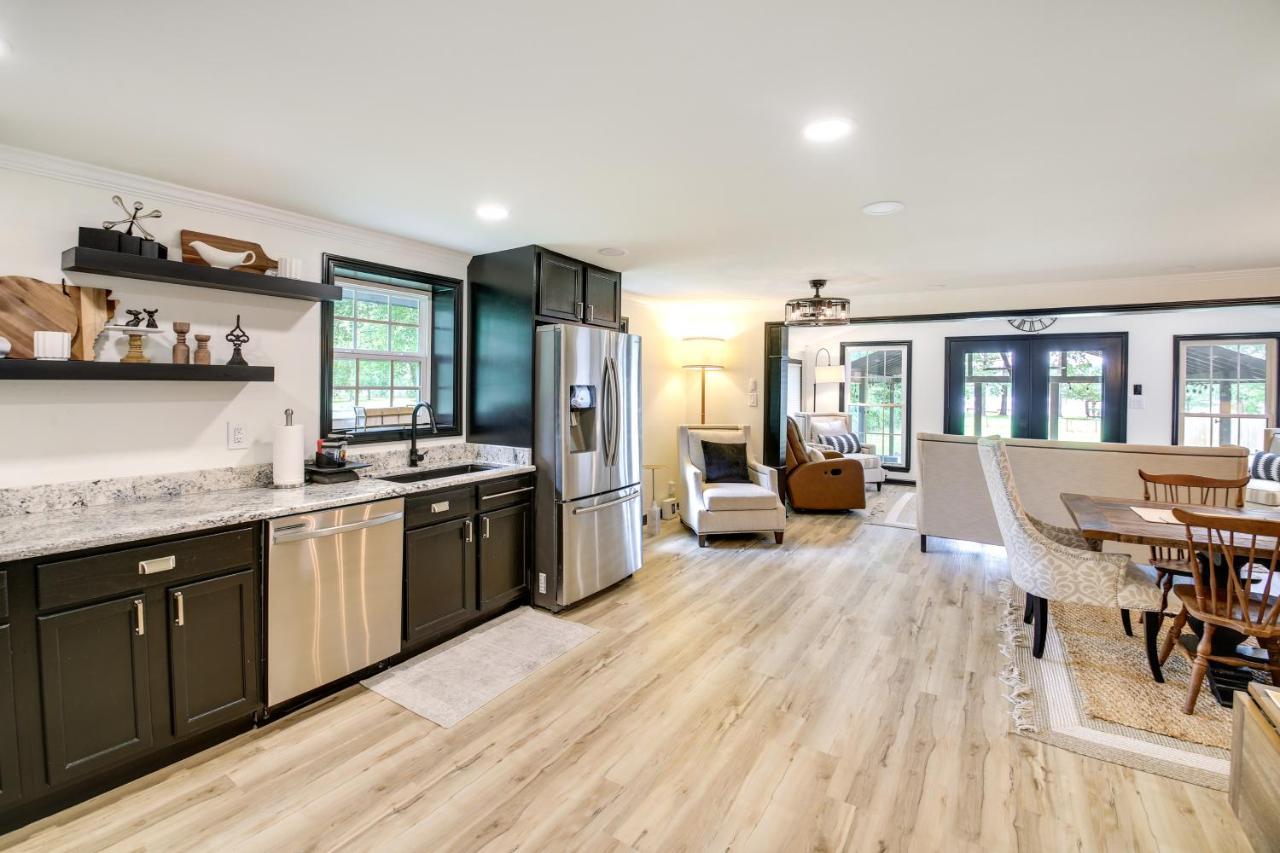 Charming Lakefront Oasis In Hot Springs, Arkansas! Holiday home